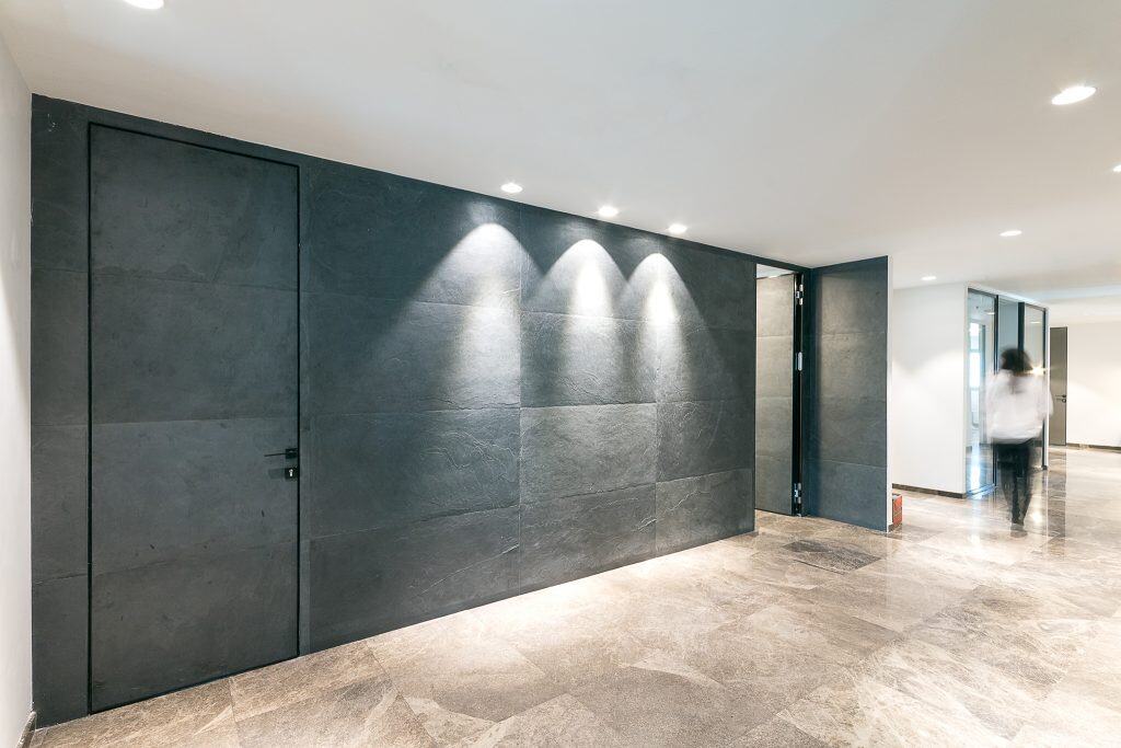 דלת פנים בצבע אפור עם ציר נסתר