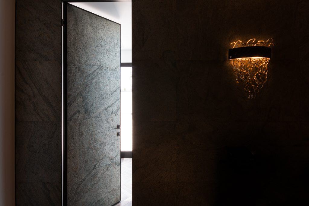 דלת פנים מיוחדת עם ציר נסתר