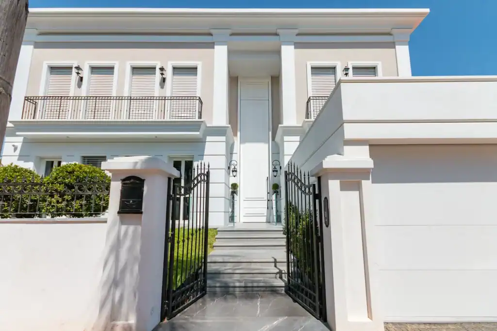 דלת כניסה גבוהה 1 דלת כניסה גבוהה בקו 0 צילום חיצוני