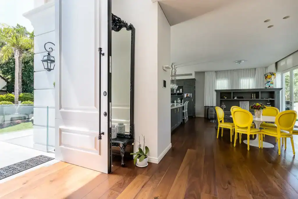 דלת כניסה גבוהה 2 דלת כניסה גבוהה בקו אפס - דלת פתוחה