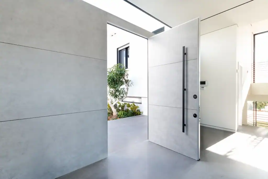 דלת כניסה רחבה יוקרתית עם ידית שחורה