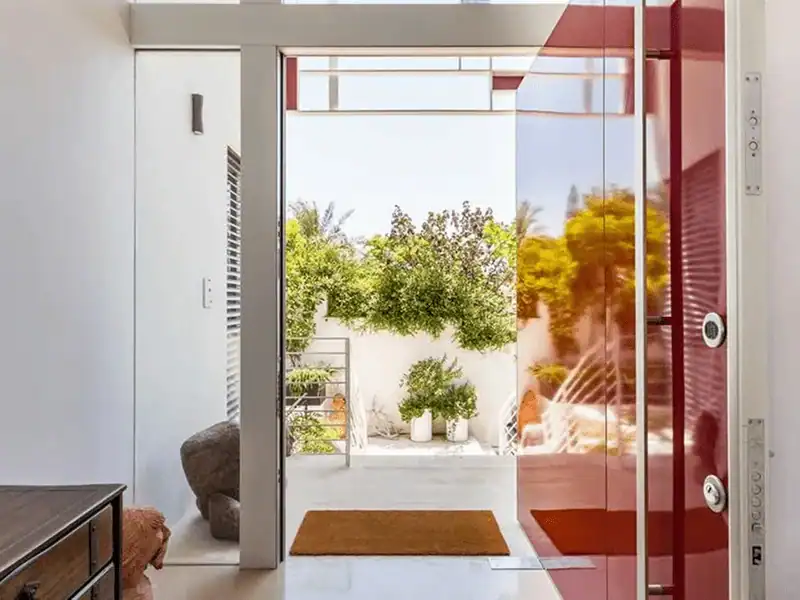 דלת כניסה רחבה עם ציר פיבוט