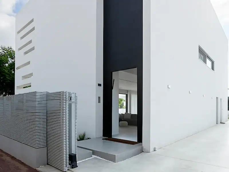 דלת כניסה שחורה מאלומיניום עם חיפוי קיר גבוה במיוחד