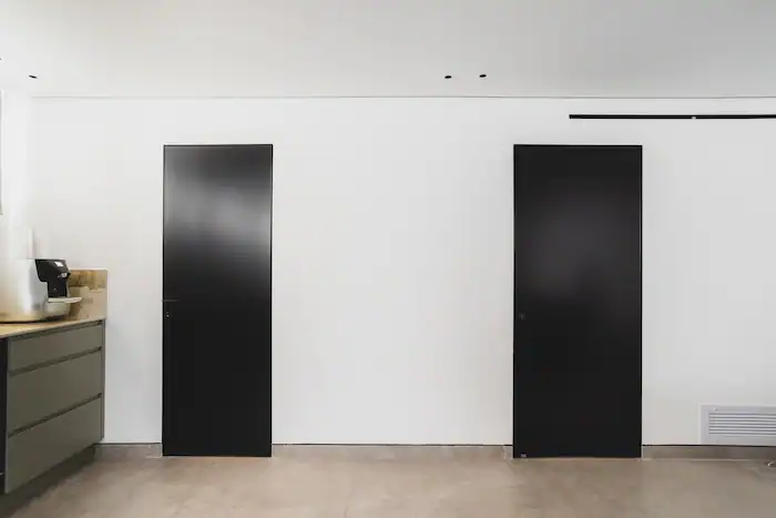 דלתות אלומיניום שחורות לבית