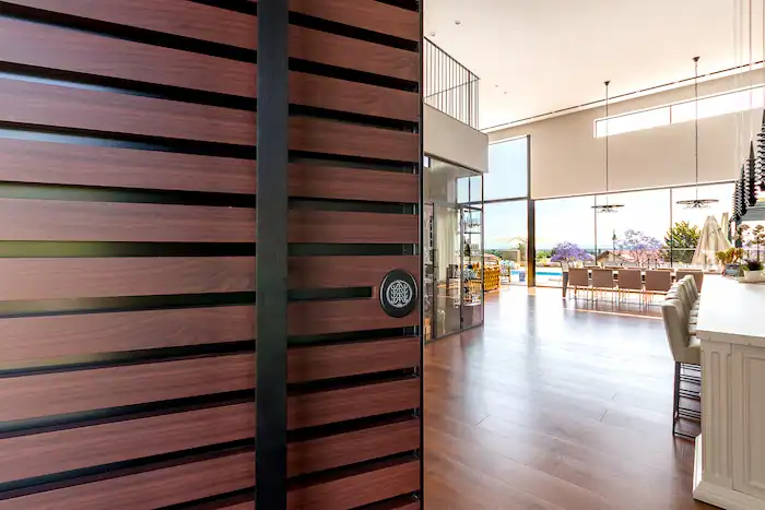 דלתות כניסה מעוצבות 5 דלתות כניסה מעוצבות עם גימור עץ