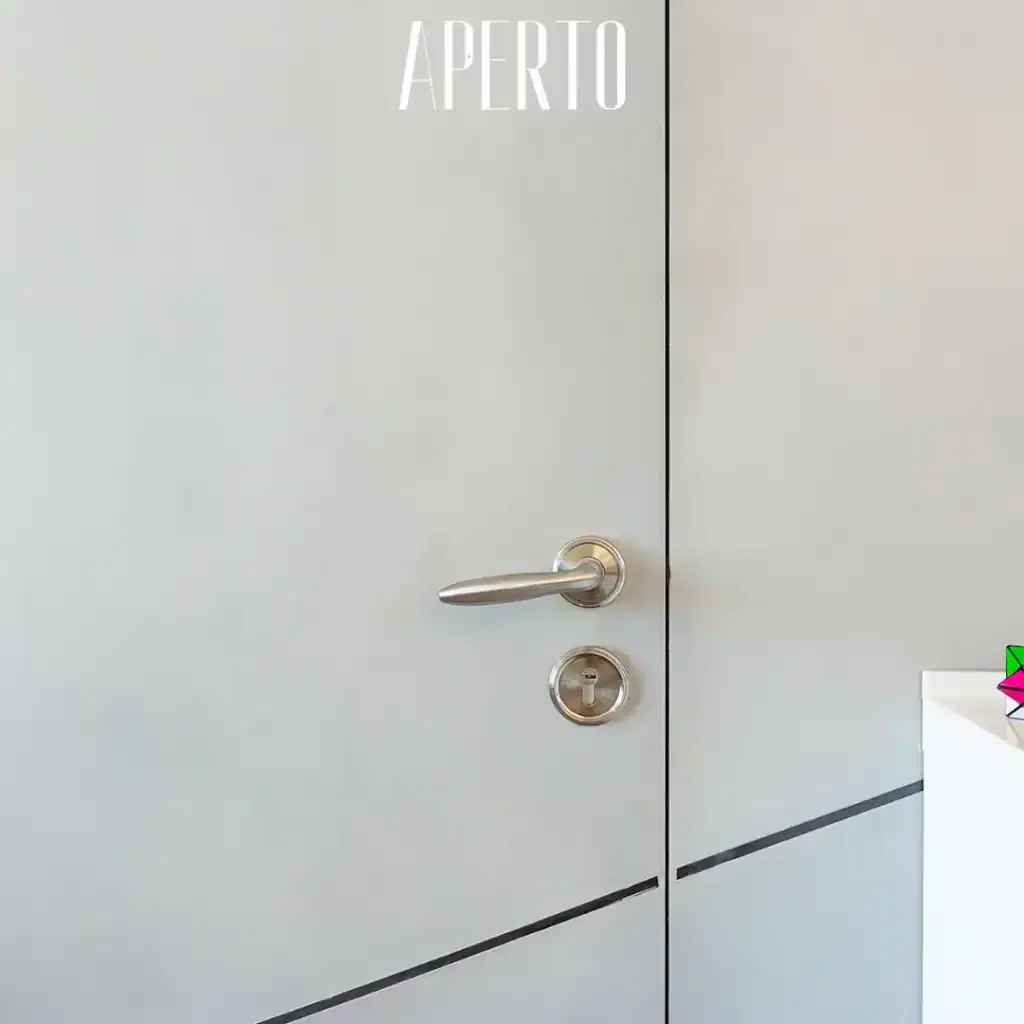 דלת נסתרת עם חיפוי קיר בטון