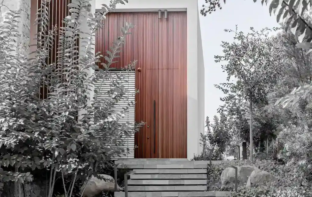 דלת כניסה גבוהה לוילה