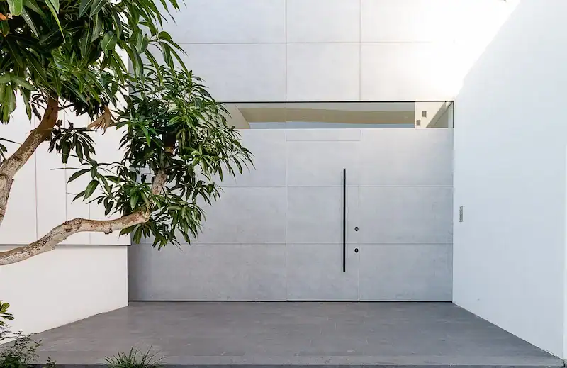 דלת כניסה לוילה עם חיפוי קיר מאבן