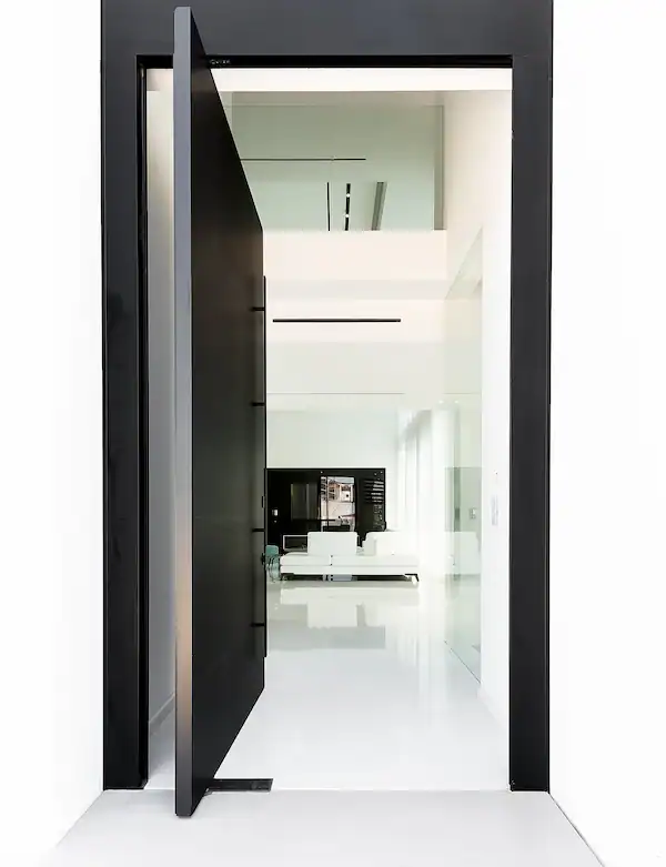 דלת כניסה לוילה עם ציר פיבוט