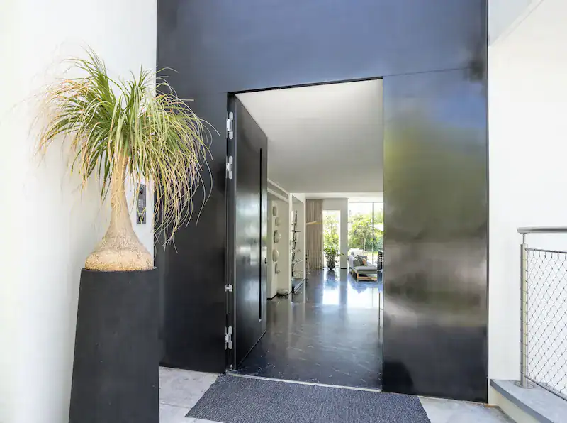 דלת כניסה לוילה רחבה