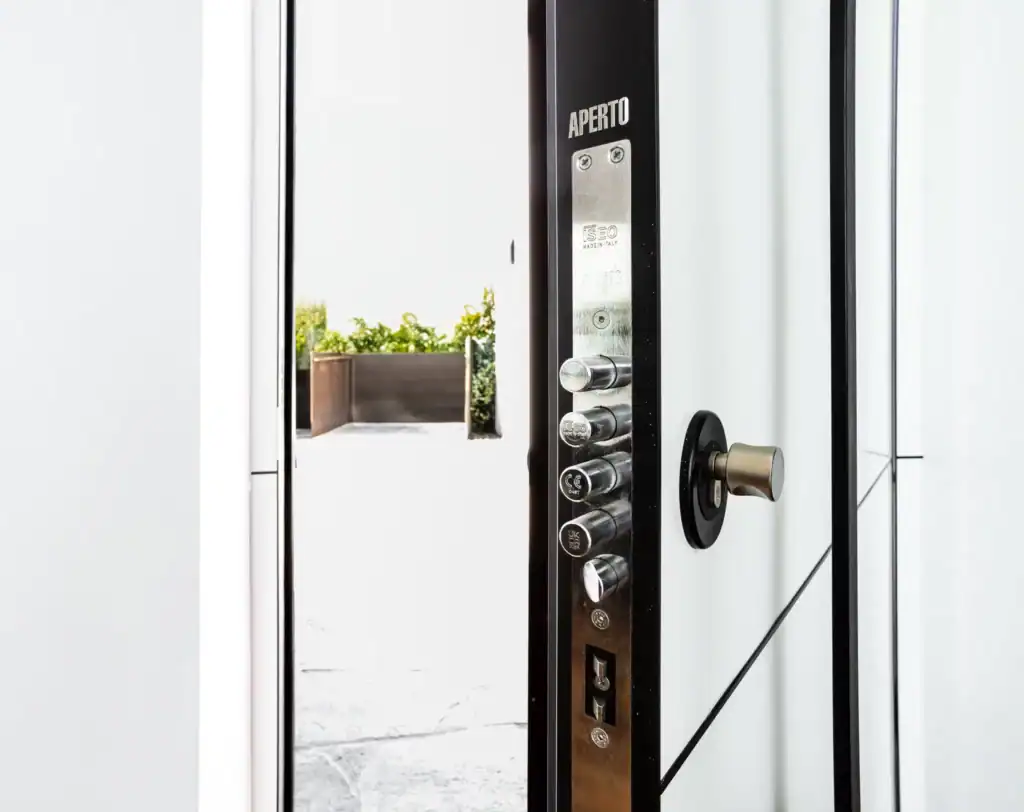 דלתות פנים גבוהות קו אפס מבית אפרטו