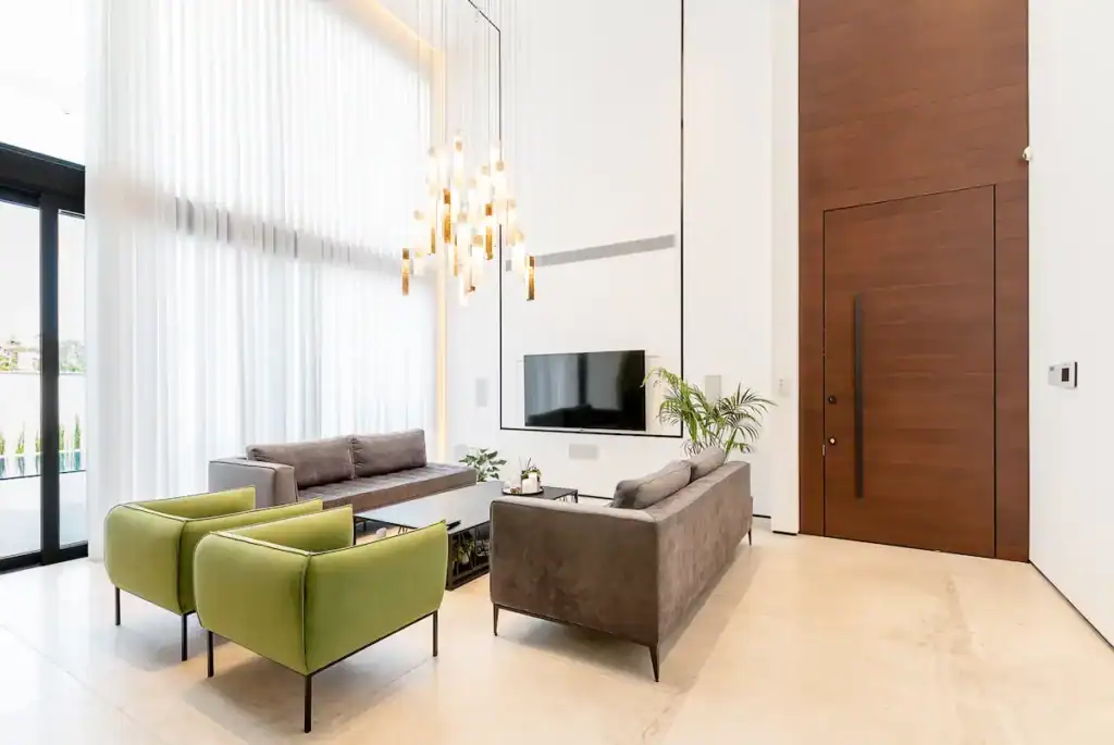 דלתות אלומיניום עם חיפוי עץ