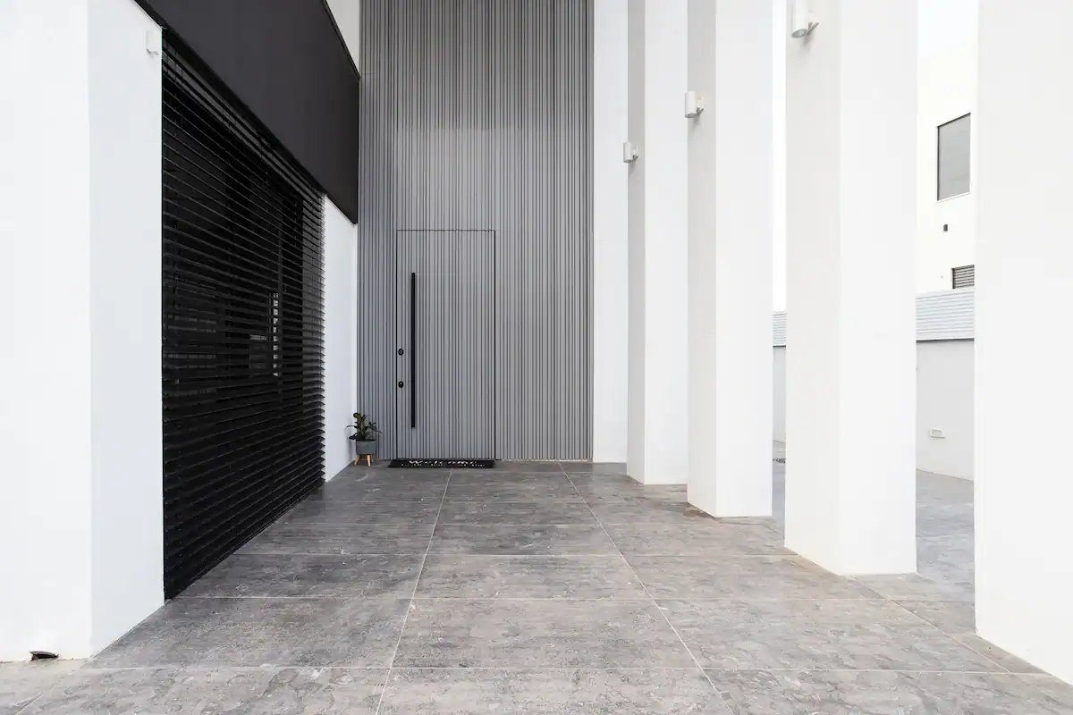 דלתות כניסה מאלומיניום 11 דלתות כניסה מאלומיניום