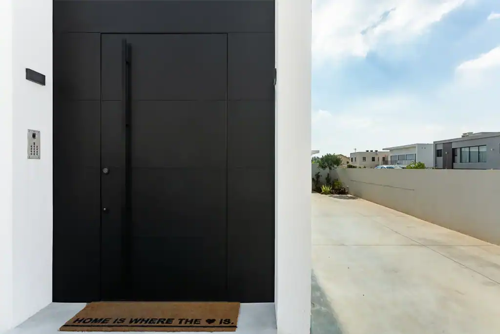 דלתות כניסה מאלומיניום 2 דלתות כניסה מעוצבות מאלומיניום