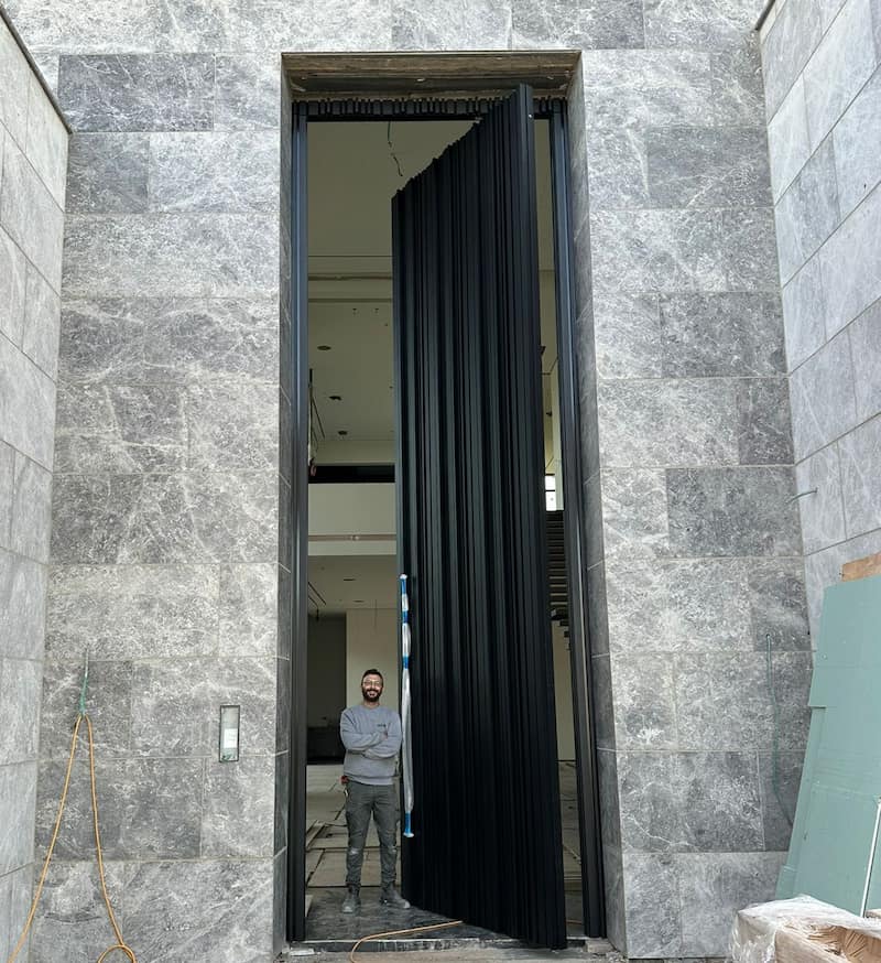 דלת כניסה גבוהה עם ציר פיבוט - גבוהה במיוחד