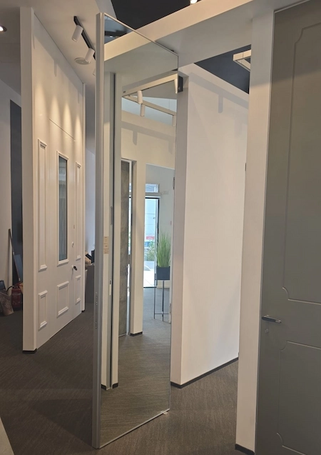 דלת פנים עם ציר פיבוט - אולם תצוגה אפרטו