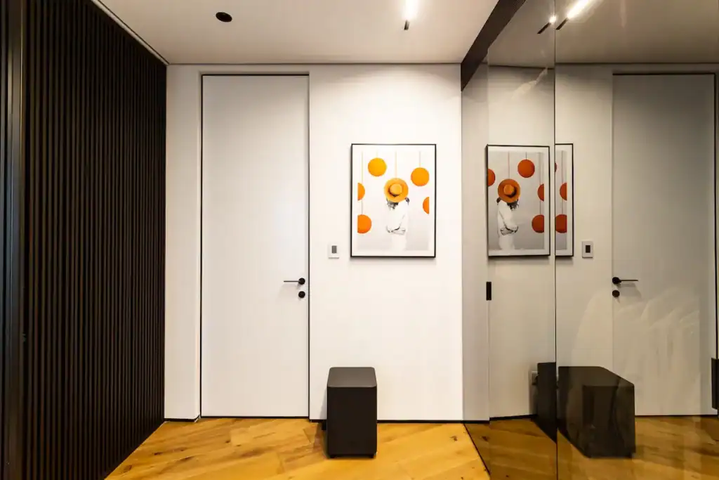 דלת פנים איכותית בצבע לבן בקו אפס