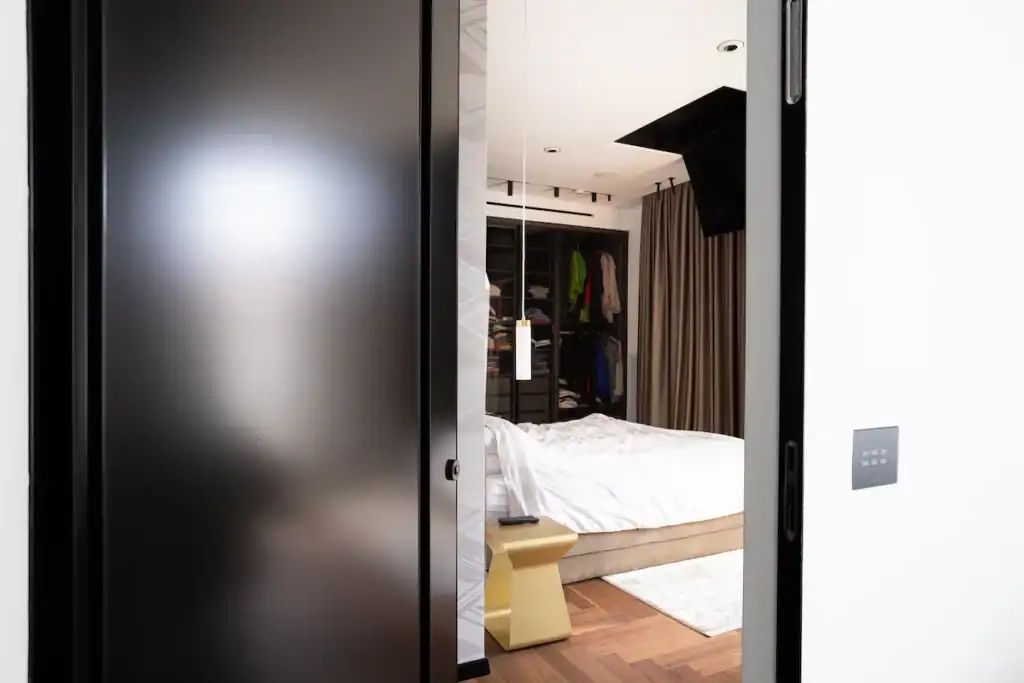 דלת פנים מאלומיניום בבית פרטי