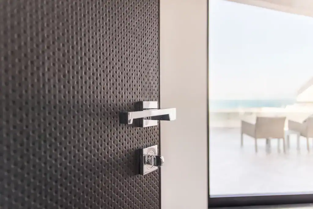 דלת פנים עם חיפוי מעור