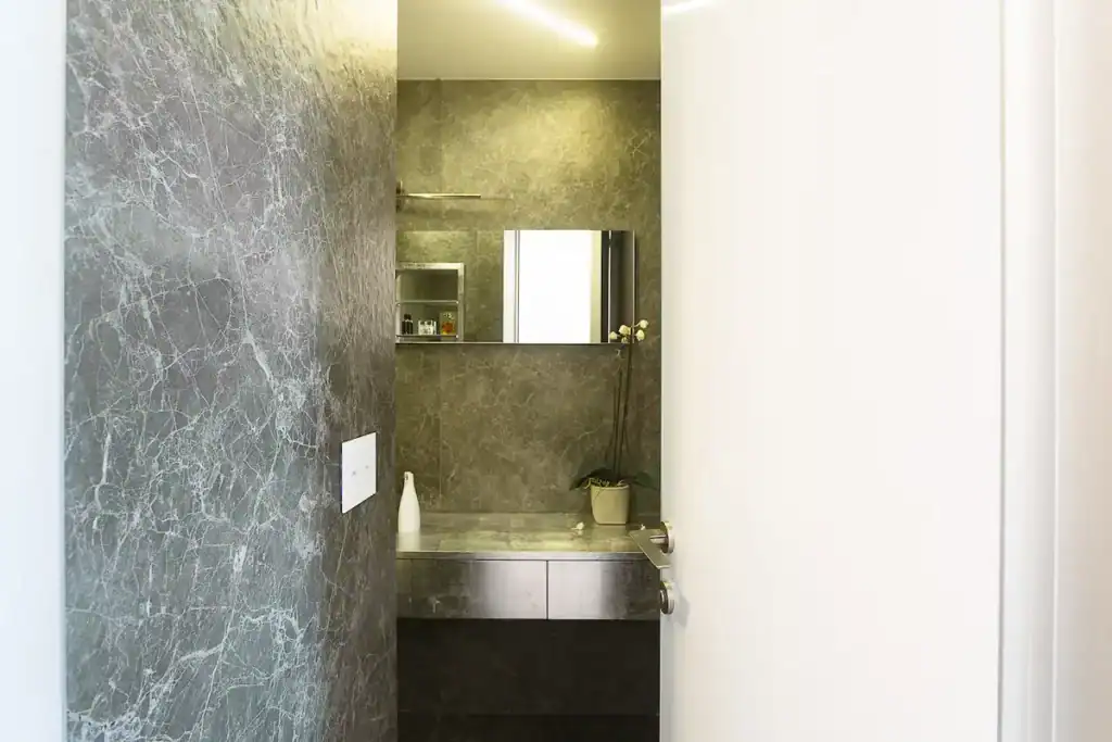 דלתות פנים מאלומיניום לחדרי רחצה ומטבחים