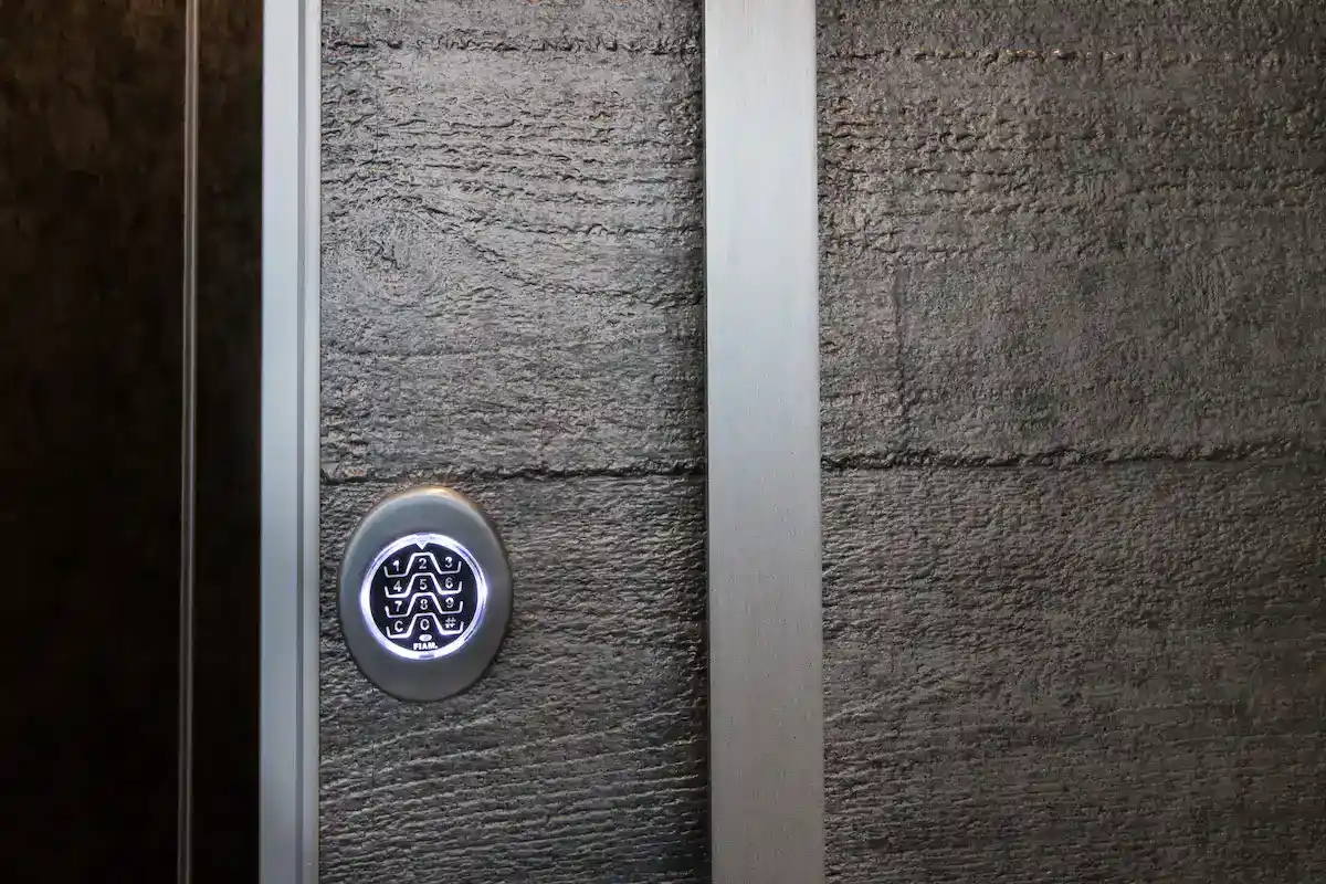 דלתות חכמות - העתיד כבר כאן 3 דלתות חכמות – העתיד כבר כאן