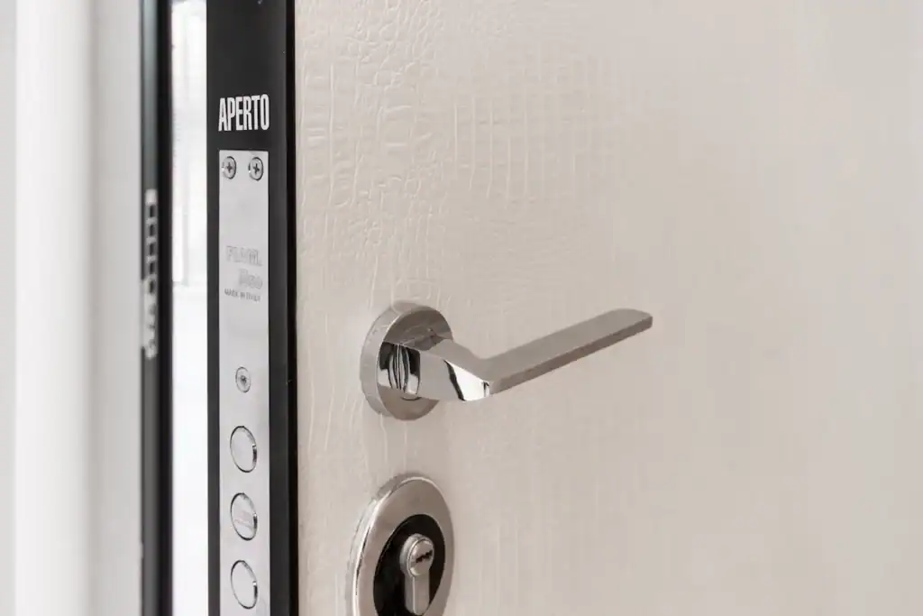 דלת פנים מעוצבת דמוי עור