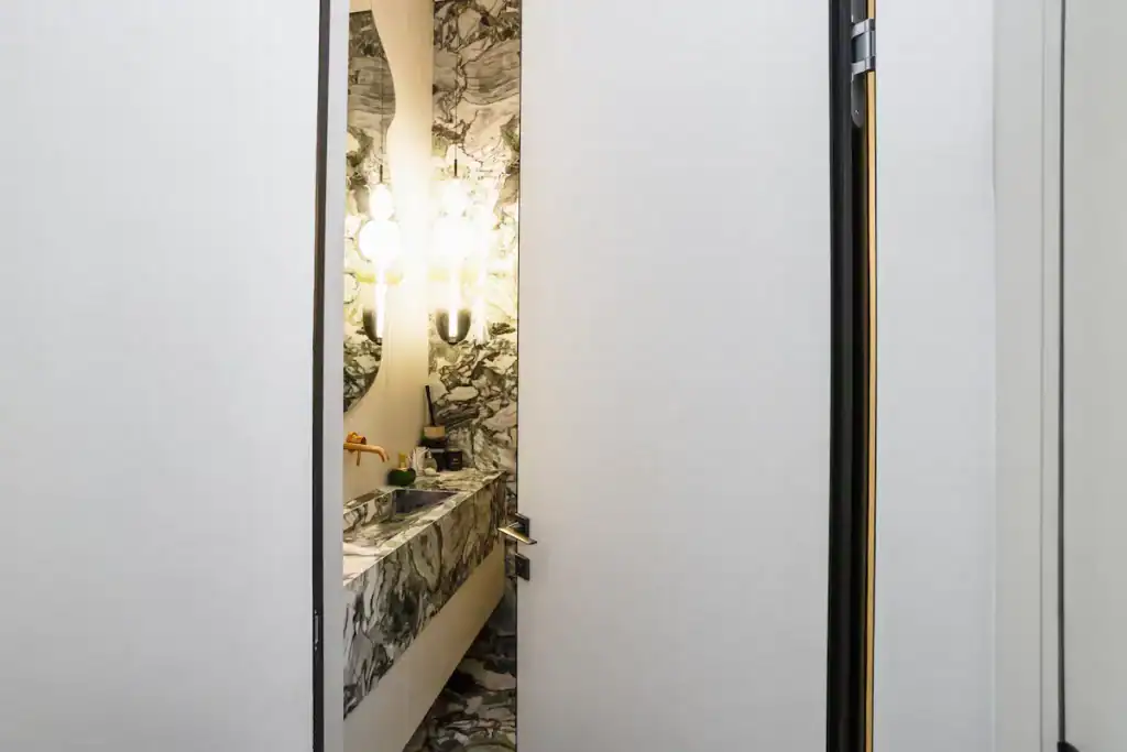 חומרים מומלצים לדלתות פנים למקלחת וחדר אמבטיה