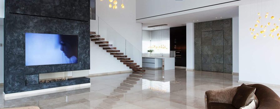 דלת כניסה רחבה עם חיפוי אבן צפחה