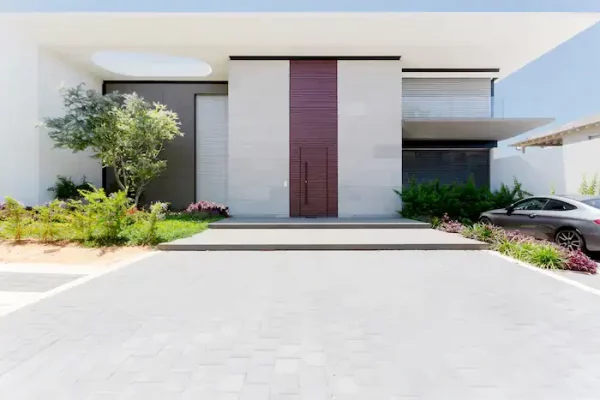 דלת כניסה מעוצבת בקו אפס