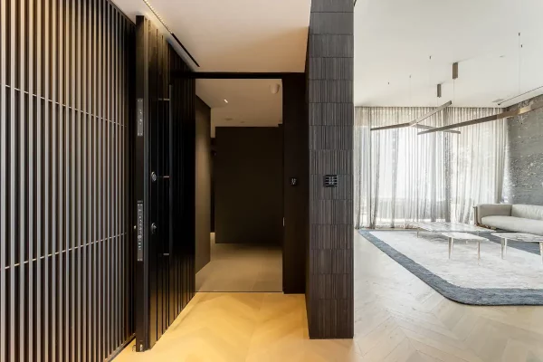 חיפוי עץ לקיר בסלון